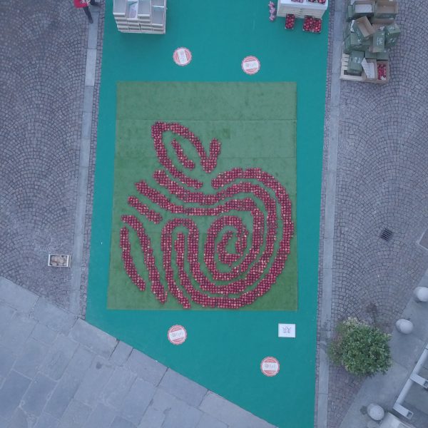 Èplì diventa un mosaico: logo gigante a Cuneo